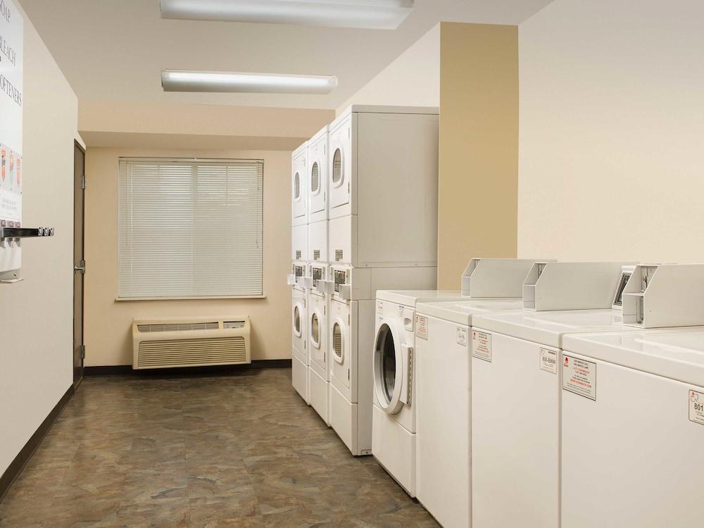 Suburban Studios Watford City Екстер'єр фото