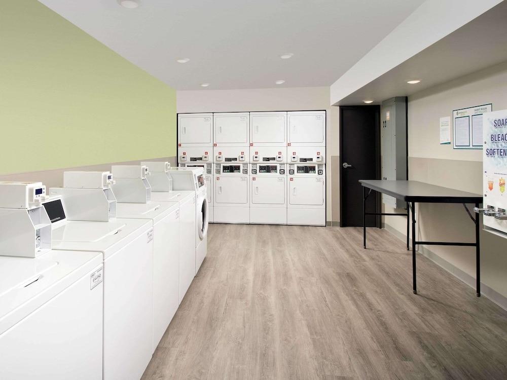 Suburban Studios Watford City Екстер'єр фото