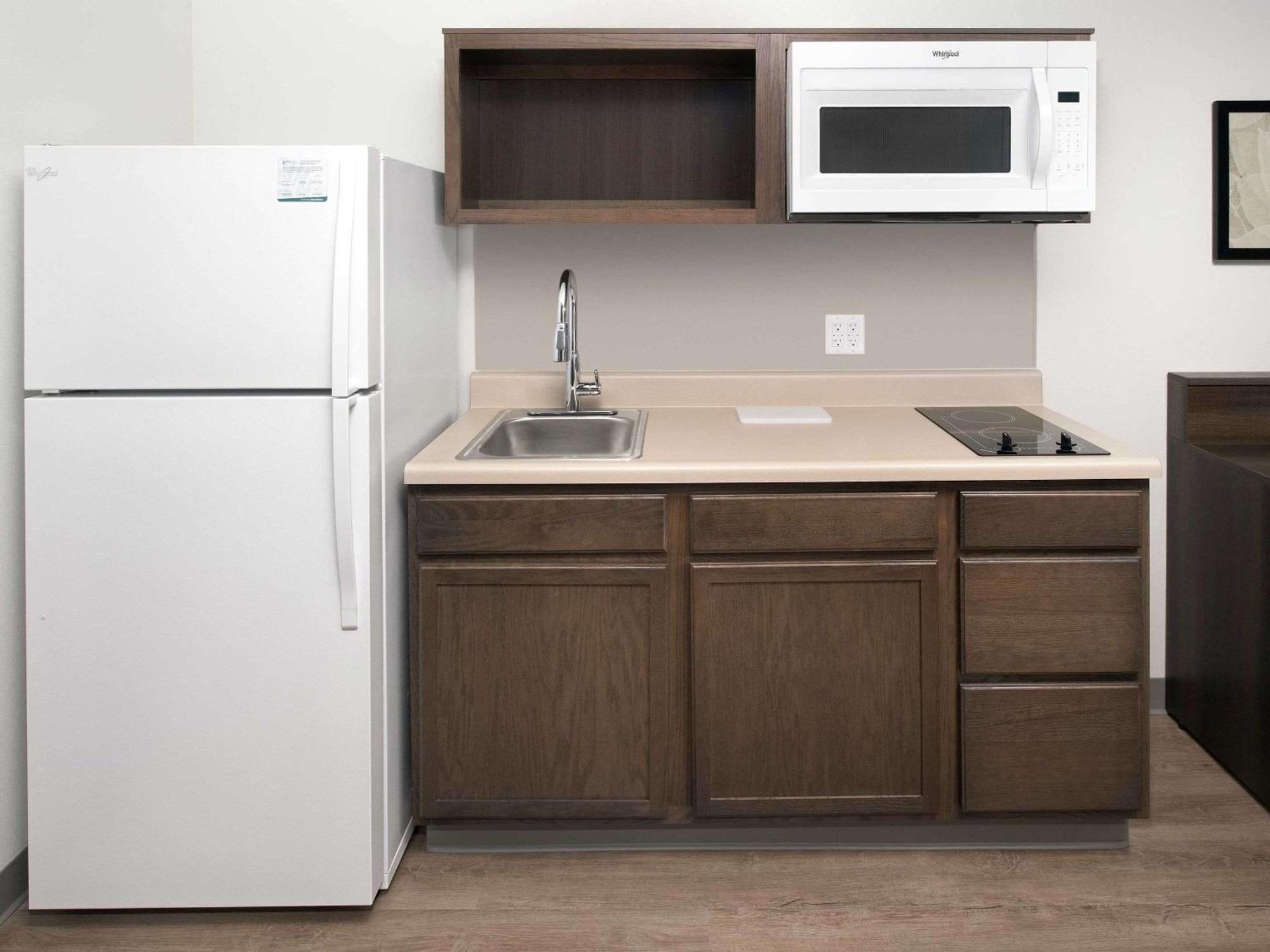 Suburban Studios Watford City Екстер'єр фото