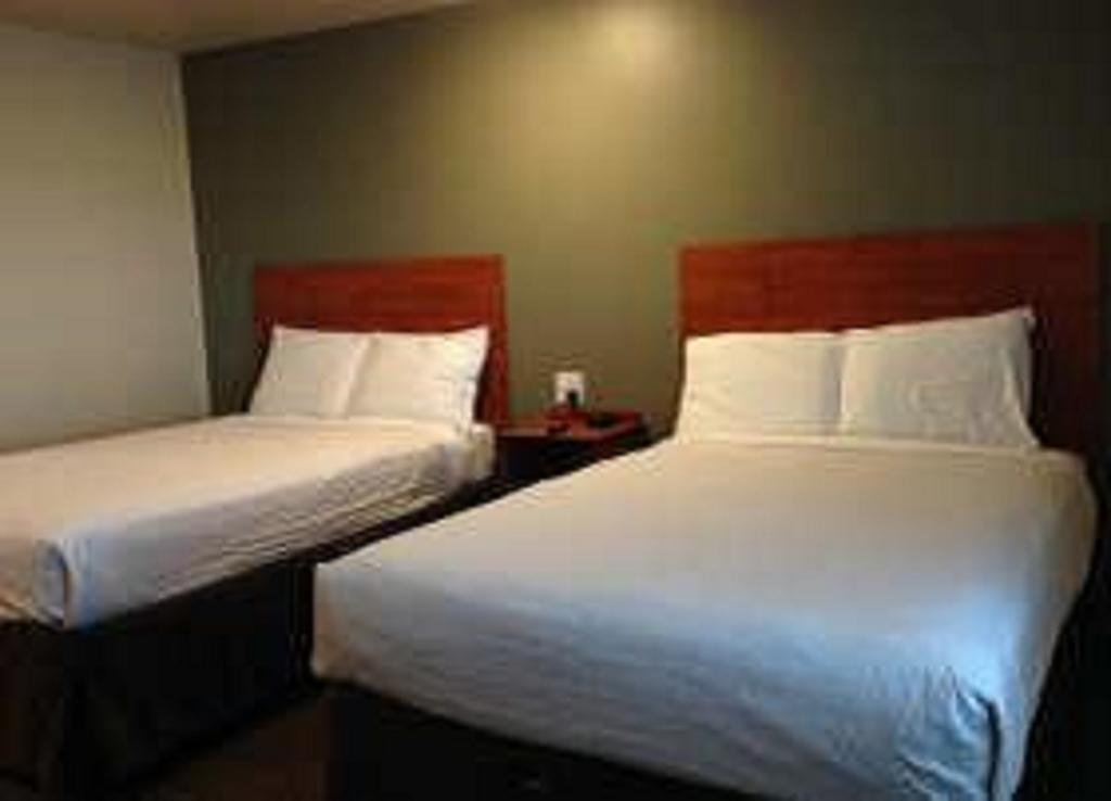 Suburban Studios Watford City Екстер'єр фото
