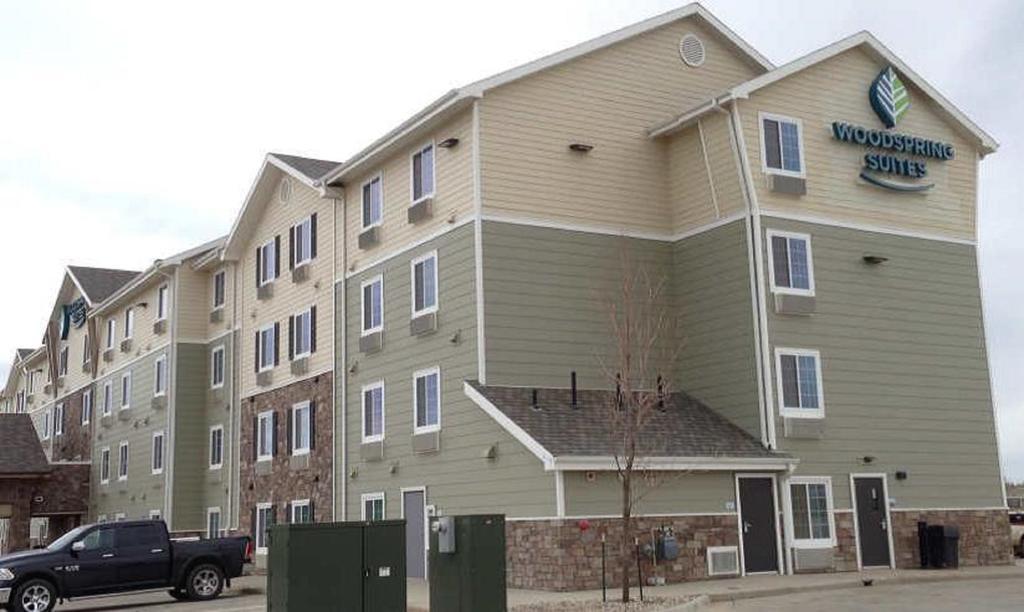 Suburban Studios Watford City Екстер'єр фото